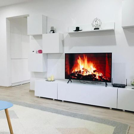 Comfy Apartment - Free Private Parking,Ac,Wi-Fi Карей Екстериор снимка